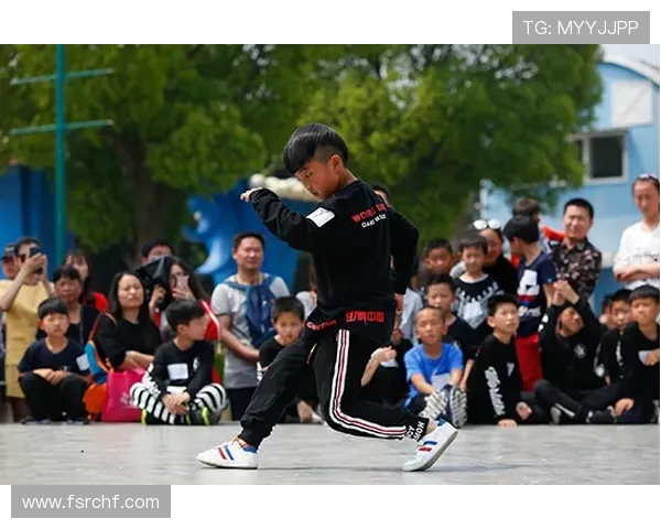 街舞热潮来袭杭州街舞队展现青春活力与团队精神